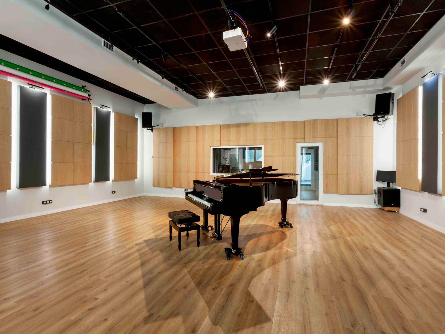 Estudio de grabación con equipamiento de alta gama y acústica diseñada