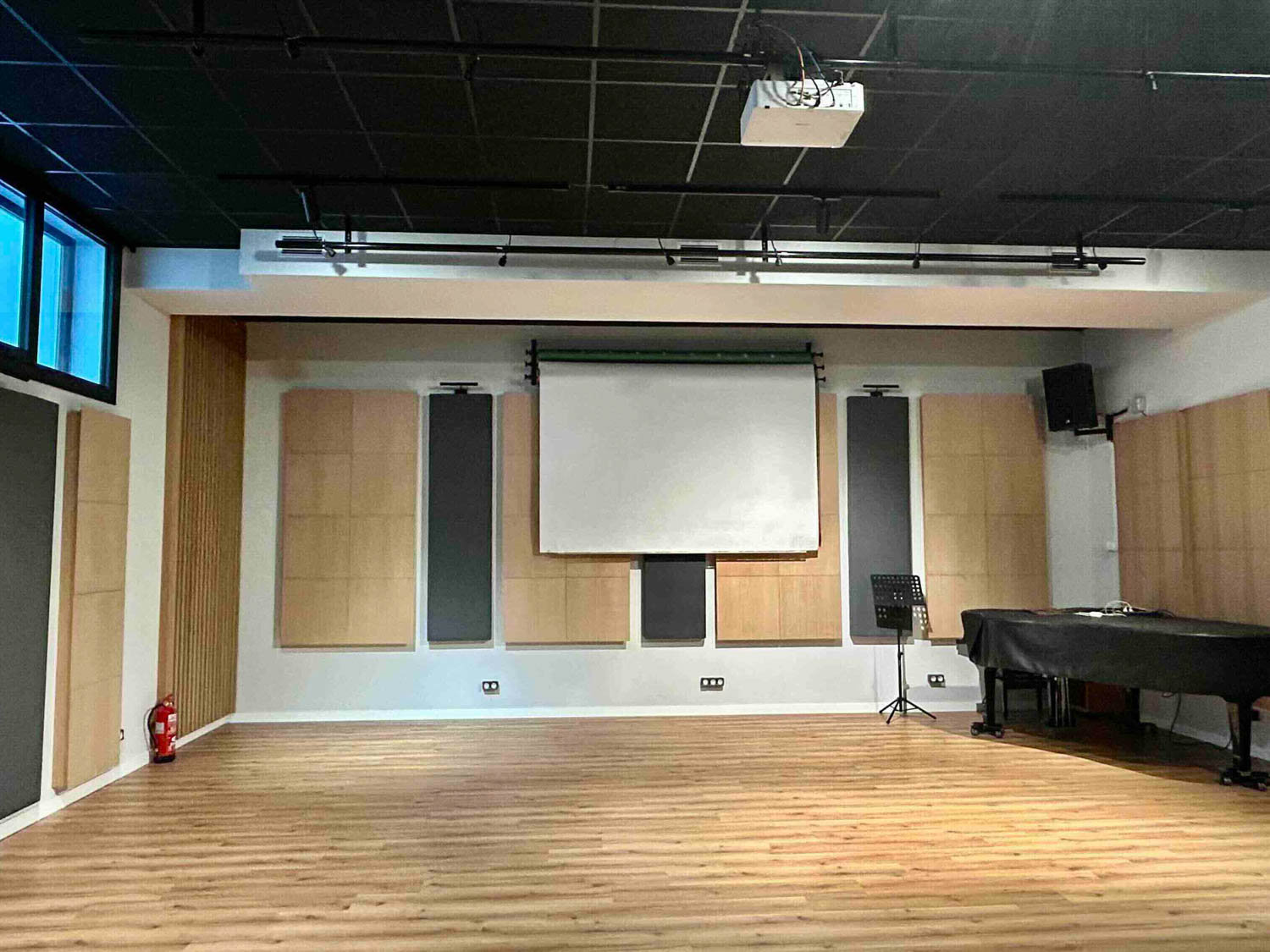 Estudio de grabación con terraza y zonas de descanso para artistas