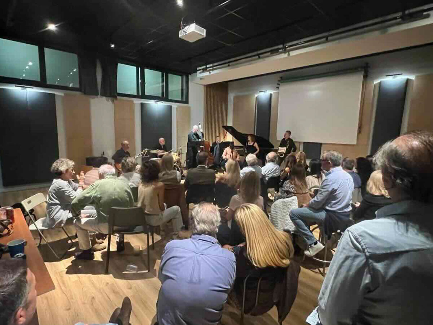 Producción de contenido musical y audiovisual en un mismo espacio