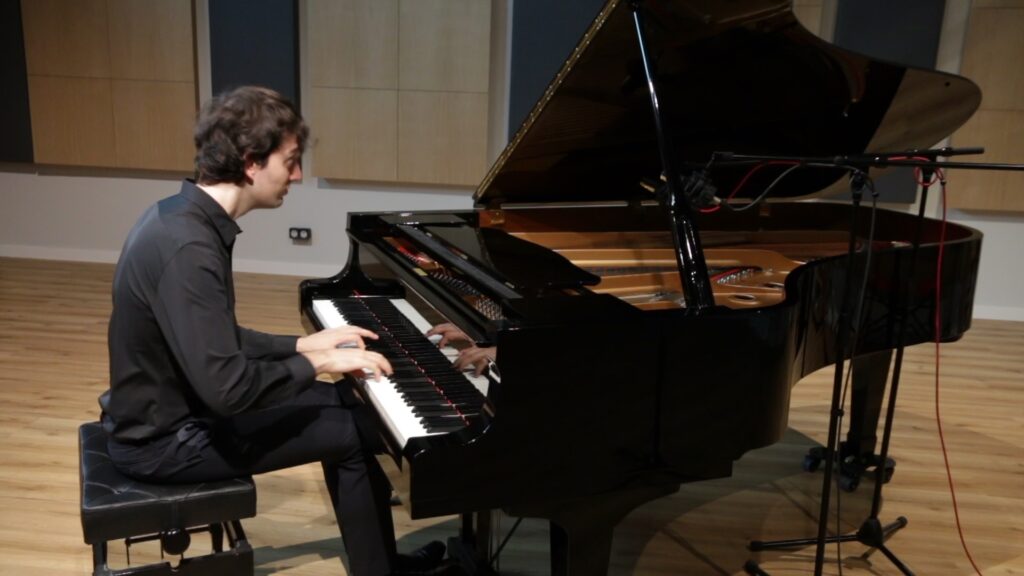 Pianista Alberto grabando en Ragtime Studio Madrid